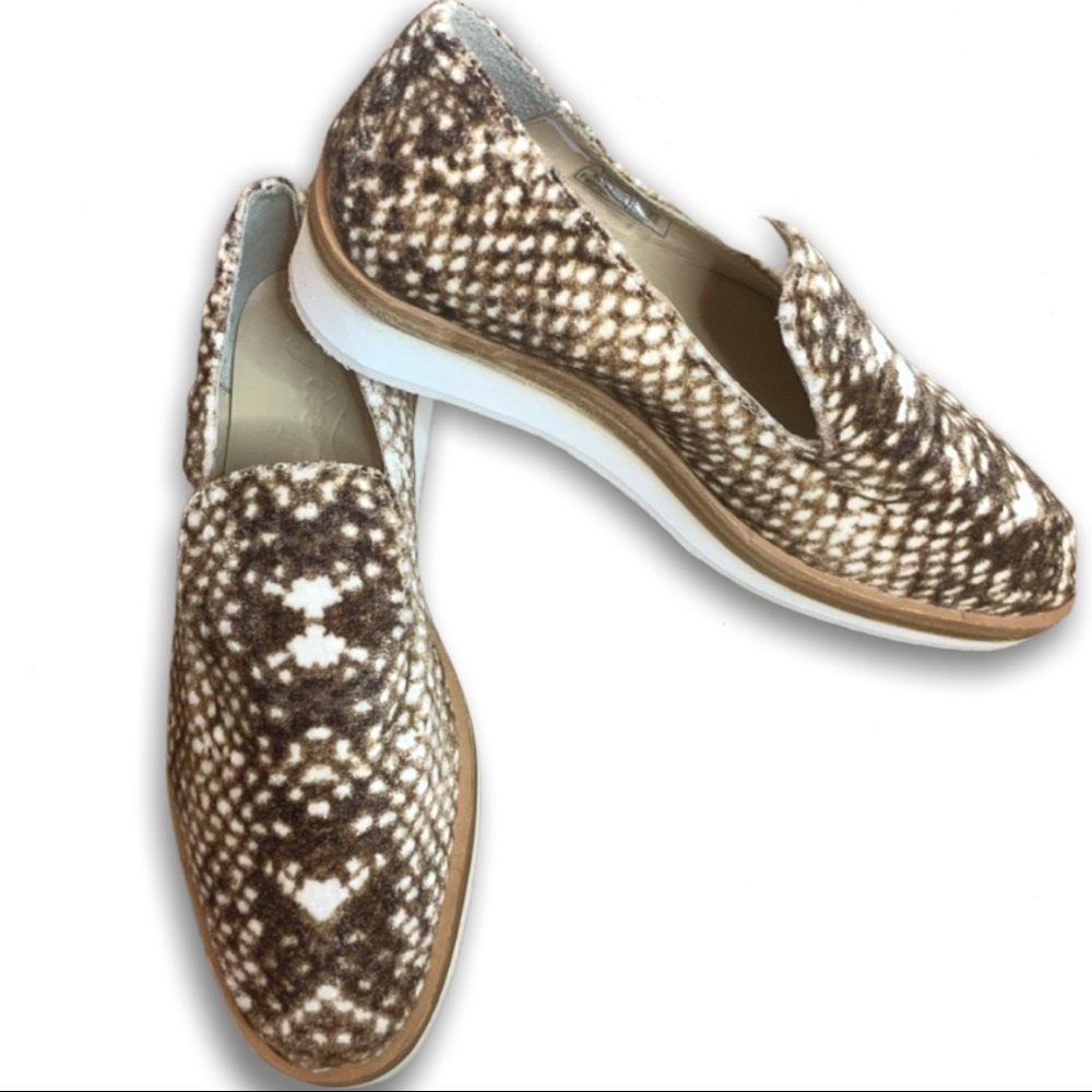 ⬇️ SHIPPING Free People Velvet Snake Loafers